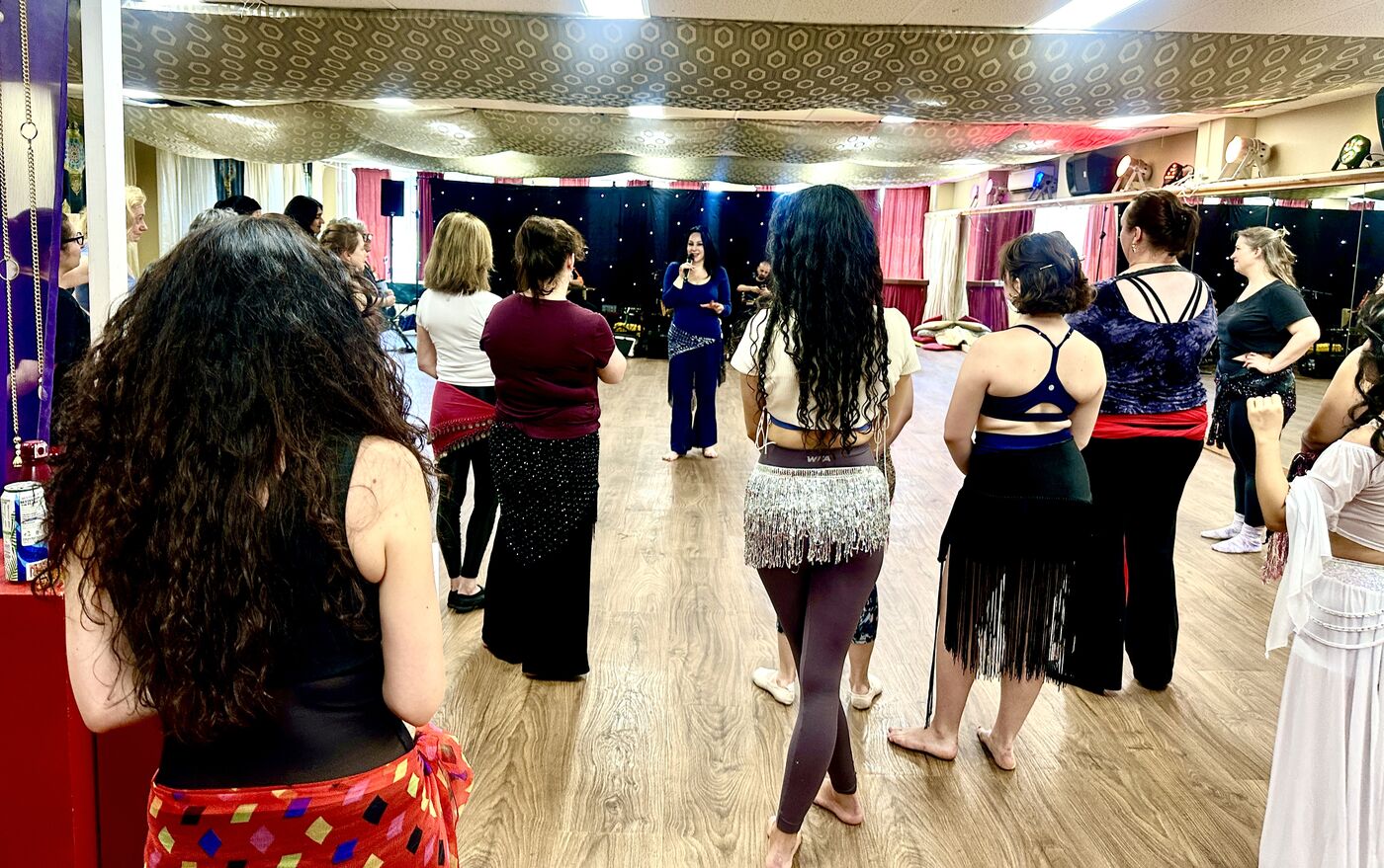 Dancers in a Raqs Masri workshop with Jrisi